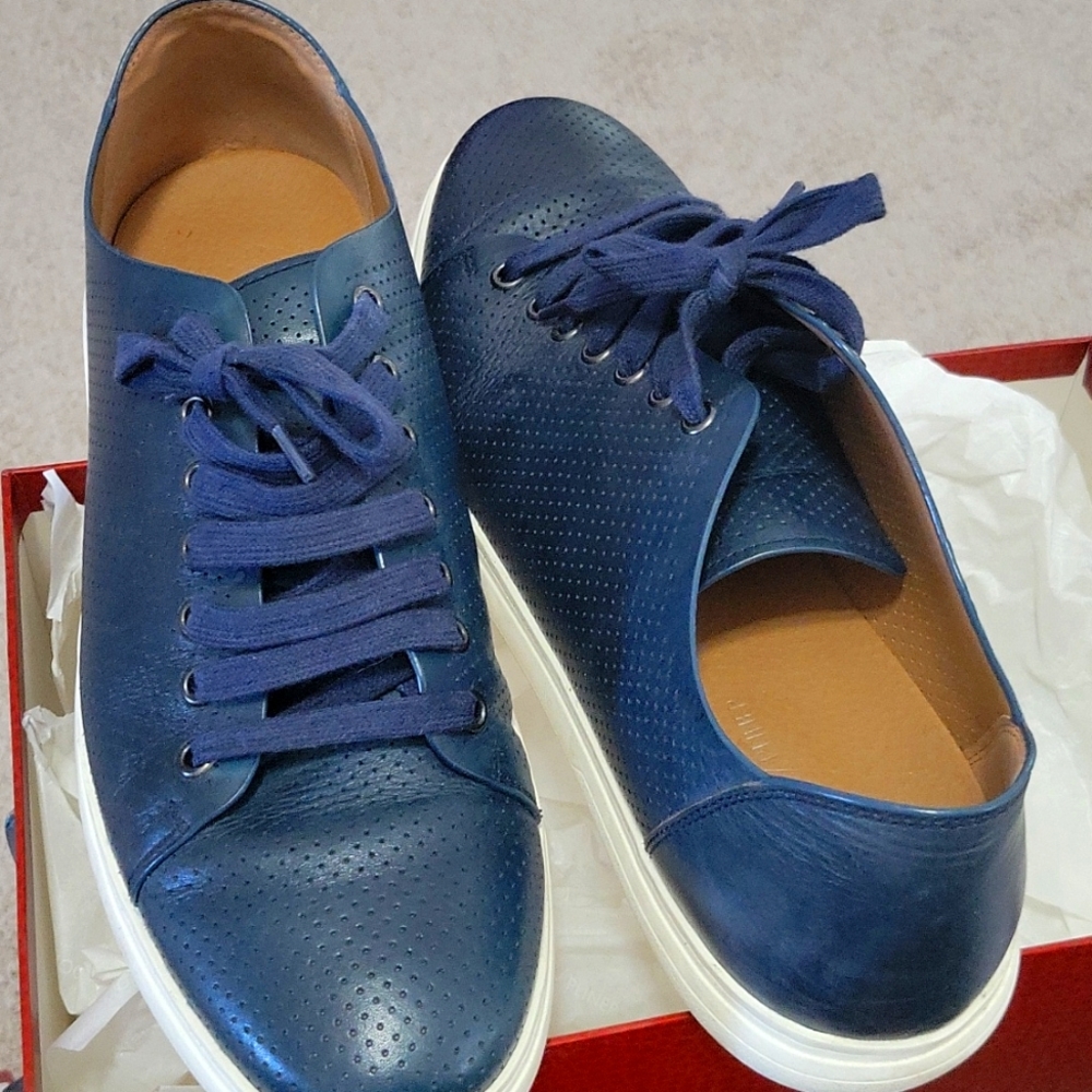 Donald Pliner Blue low top causal shoe